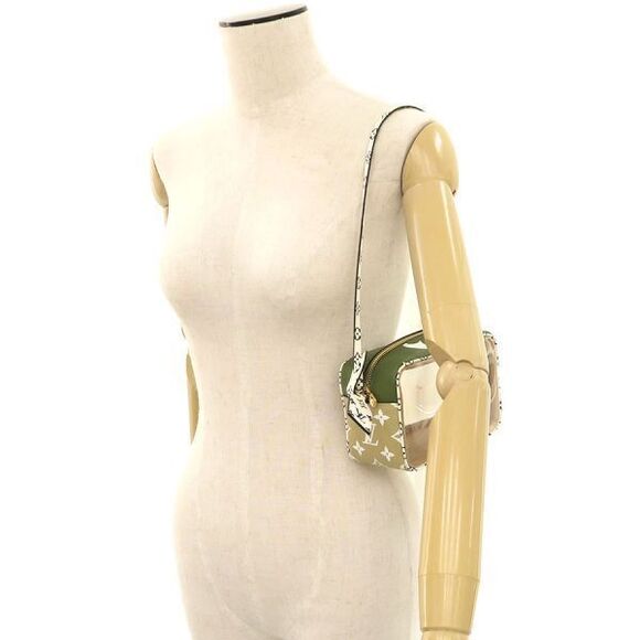 Louis Vuitton Monogram Giant Beachpo M67610 - Picture 9 of 9